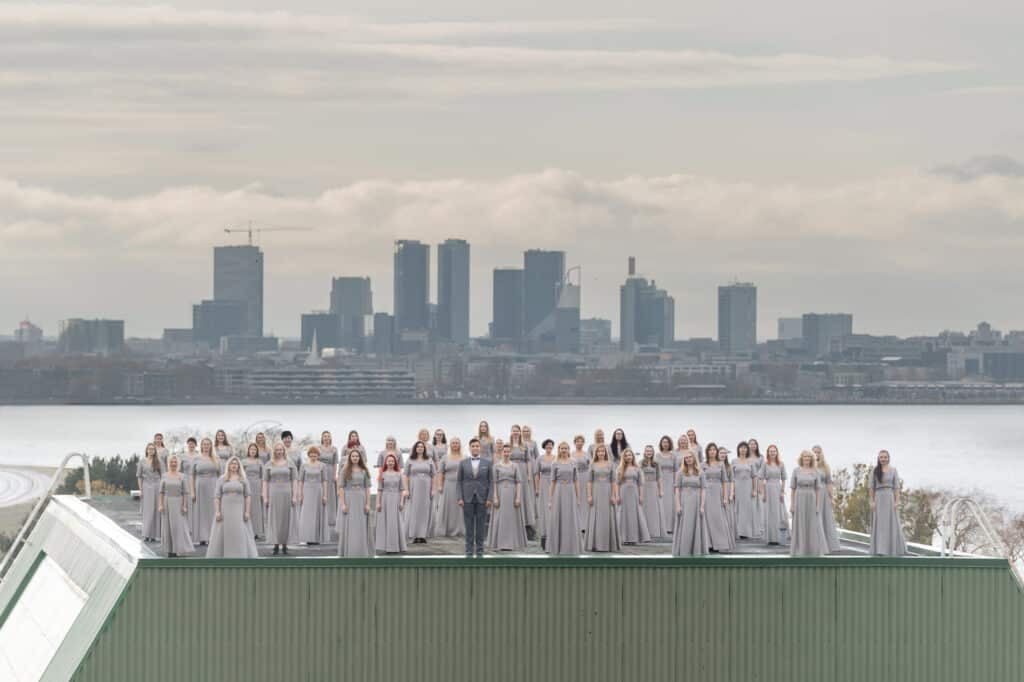 Choir standing, in backside - a city panorama