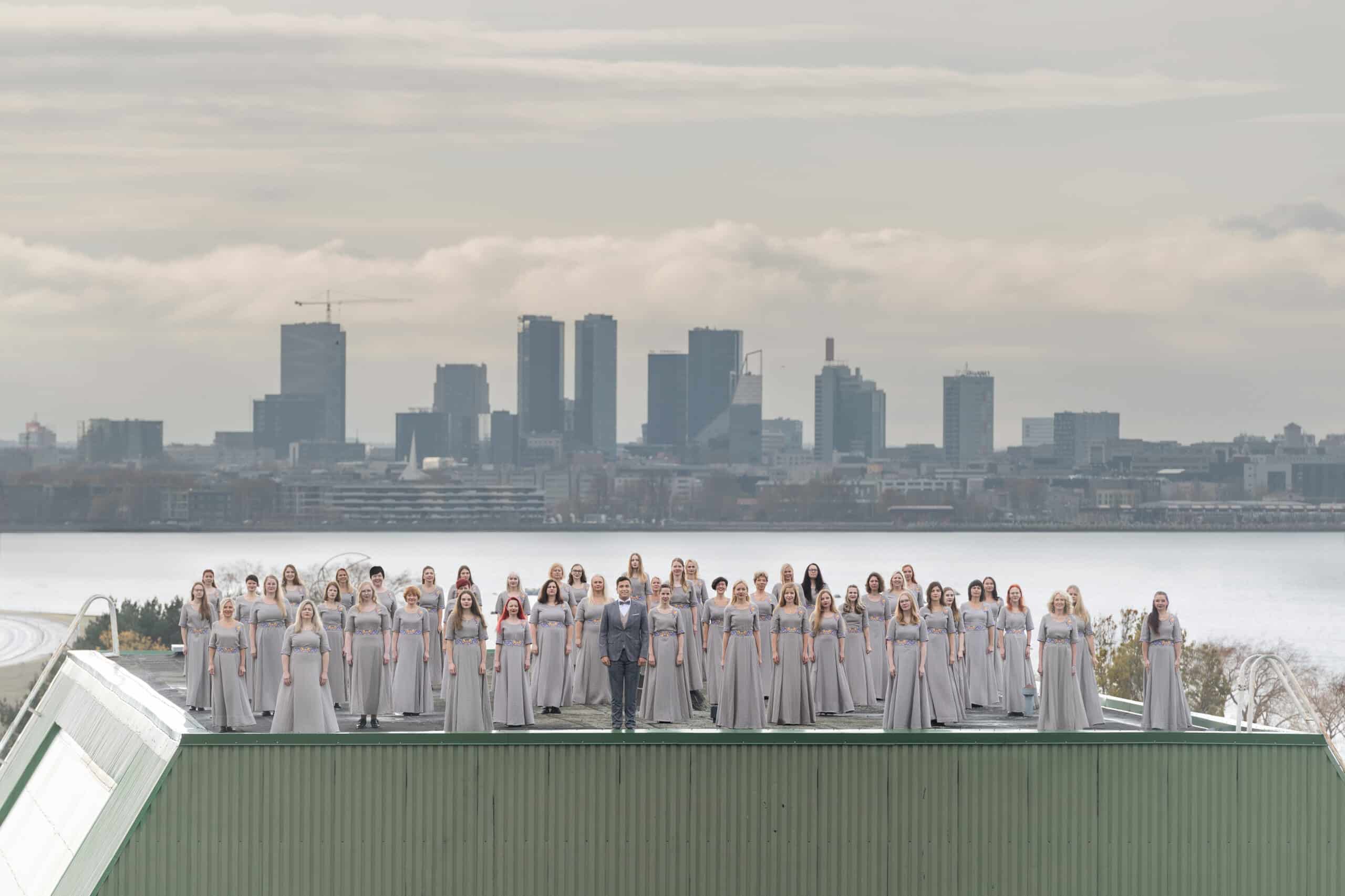 Choir standing, in backside - a city panorama